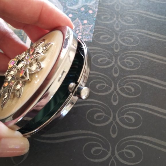 Crystal and Enamel Compact Mirror - Picture 4 of 6